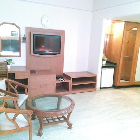 Hotel Queens Residency 구르가온 외부 사진