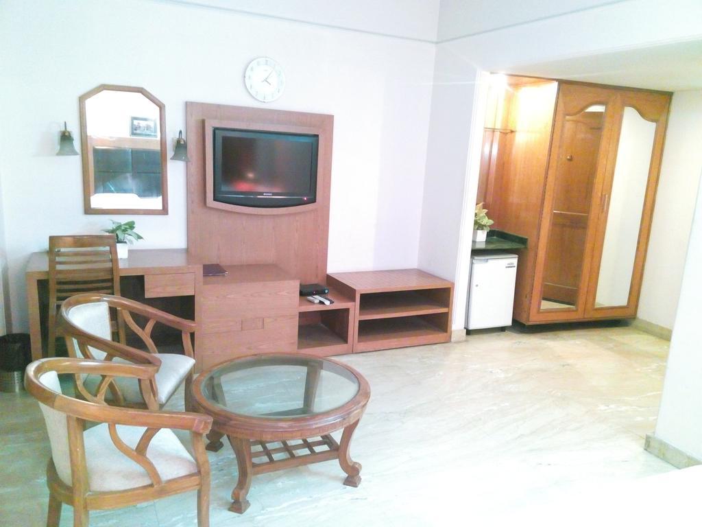 Hotel Queens Residency 구르가온 외부 사진
