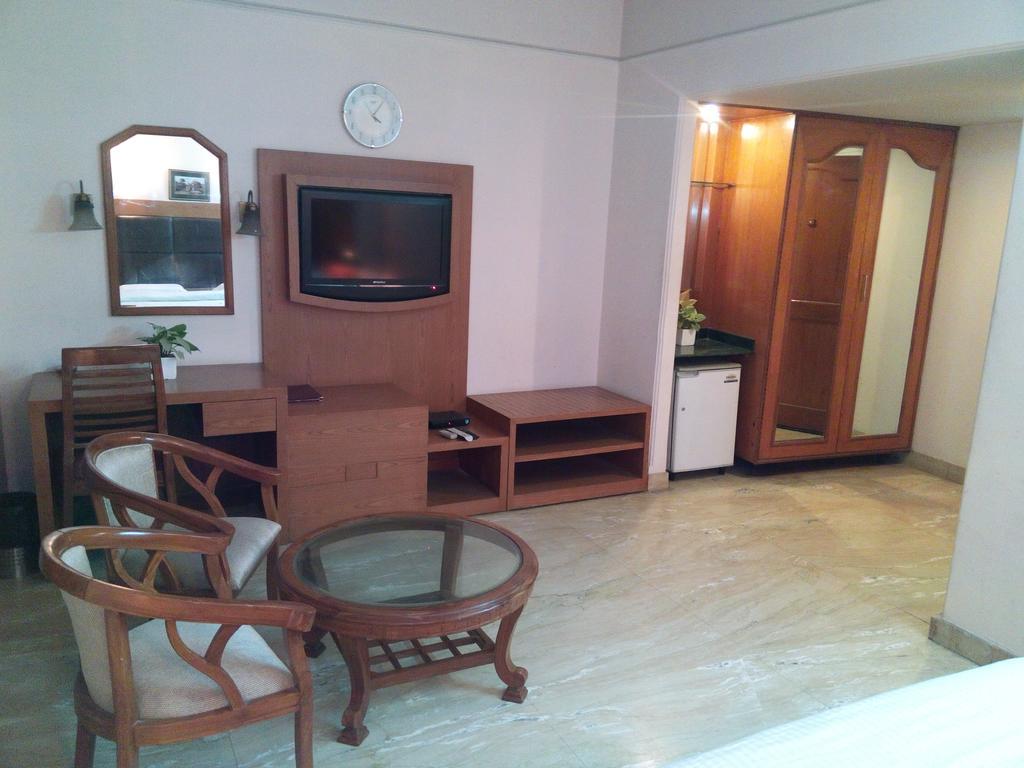 Hotel Queens Residency 구르가온 외부 사진