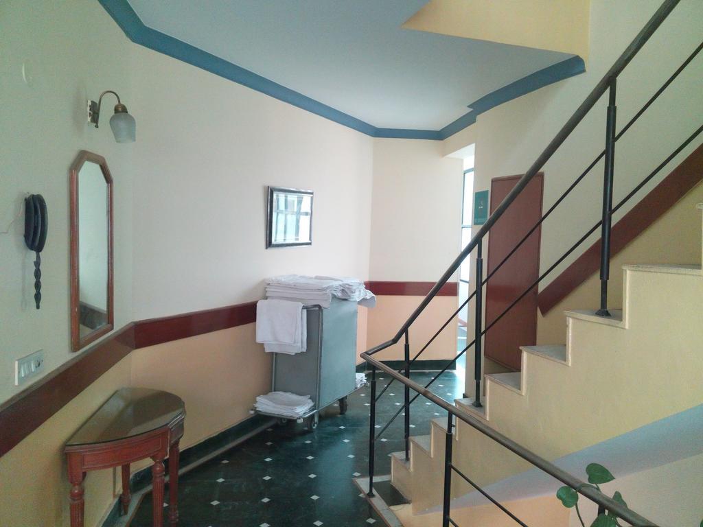 Hotel Queens Residency 구르가온 외부 사진