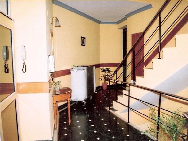 Hotel Queens Residency 구르가온 외부 사진