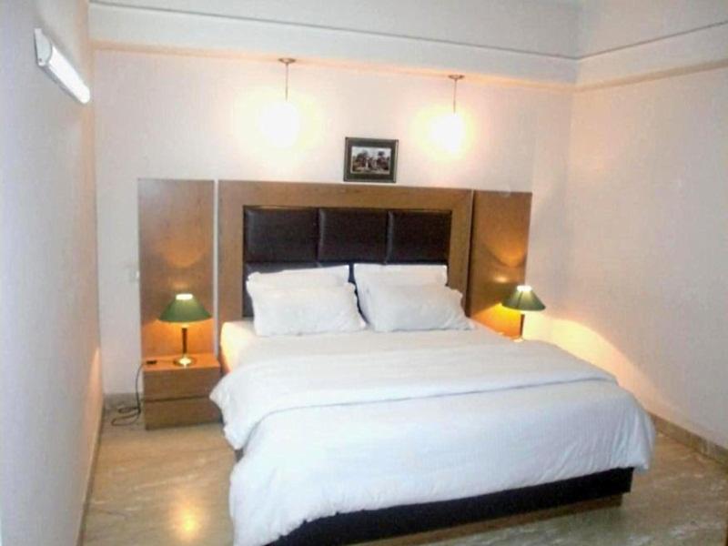 Hotel Queens Residency 구르가온 외부 사진