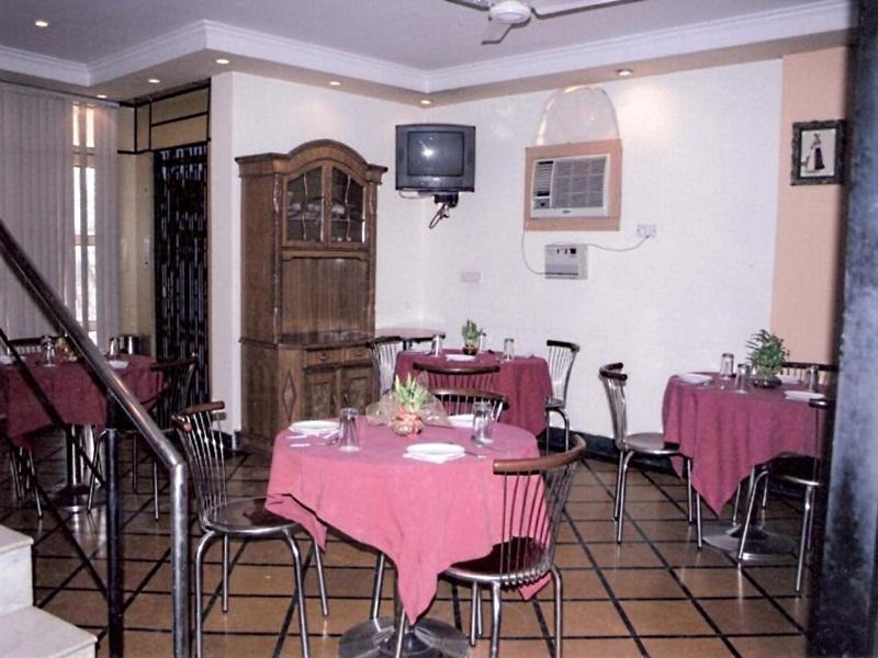 Hotel Queens Residency 구르가온 외부 사진