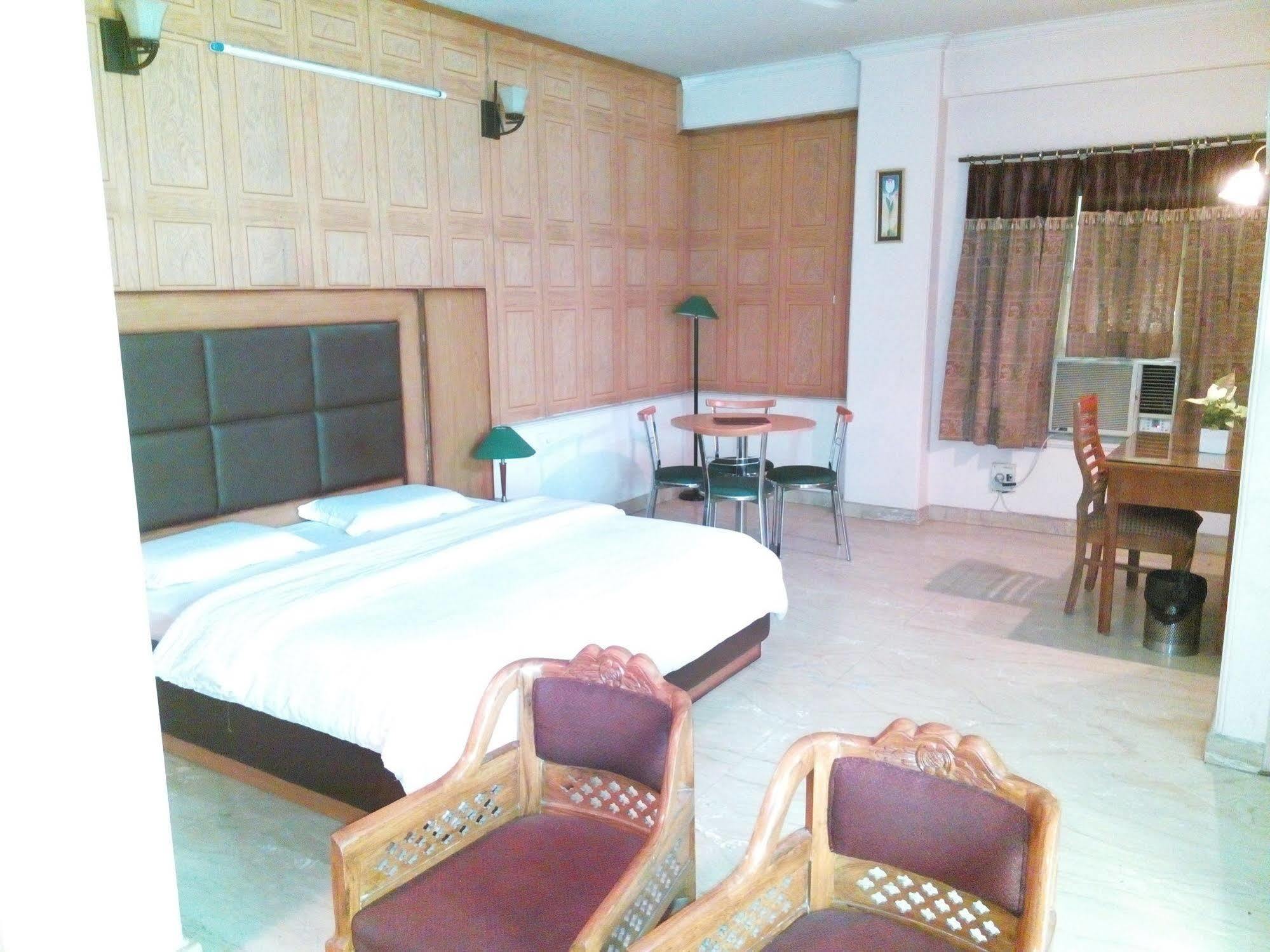 Hotel Queens Residency 구르가온 외부 사진