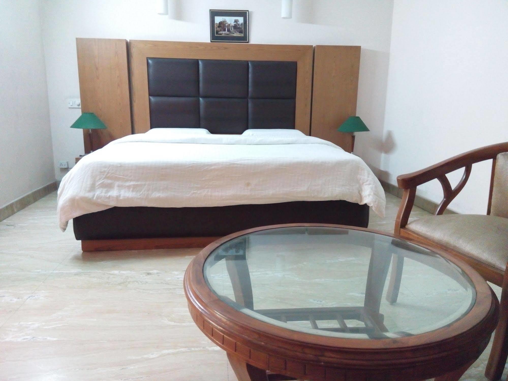Hotel Queens Residency 구르가온 외부 사진