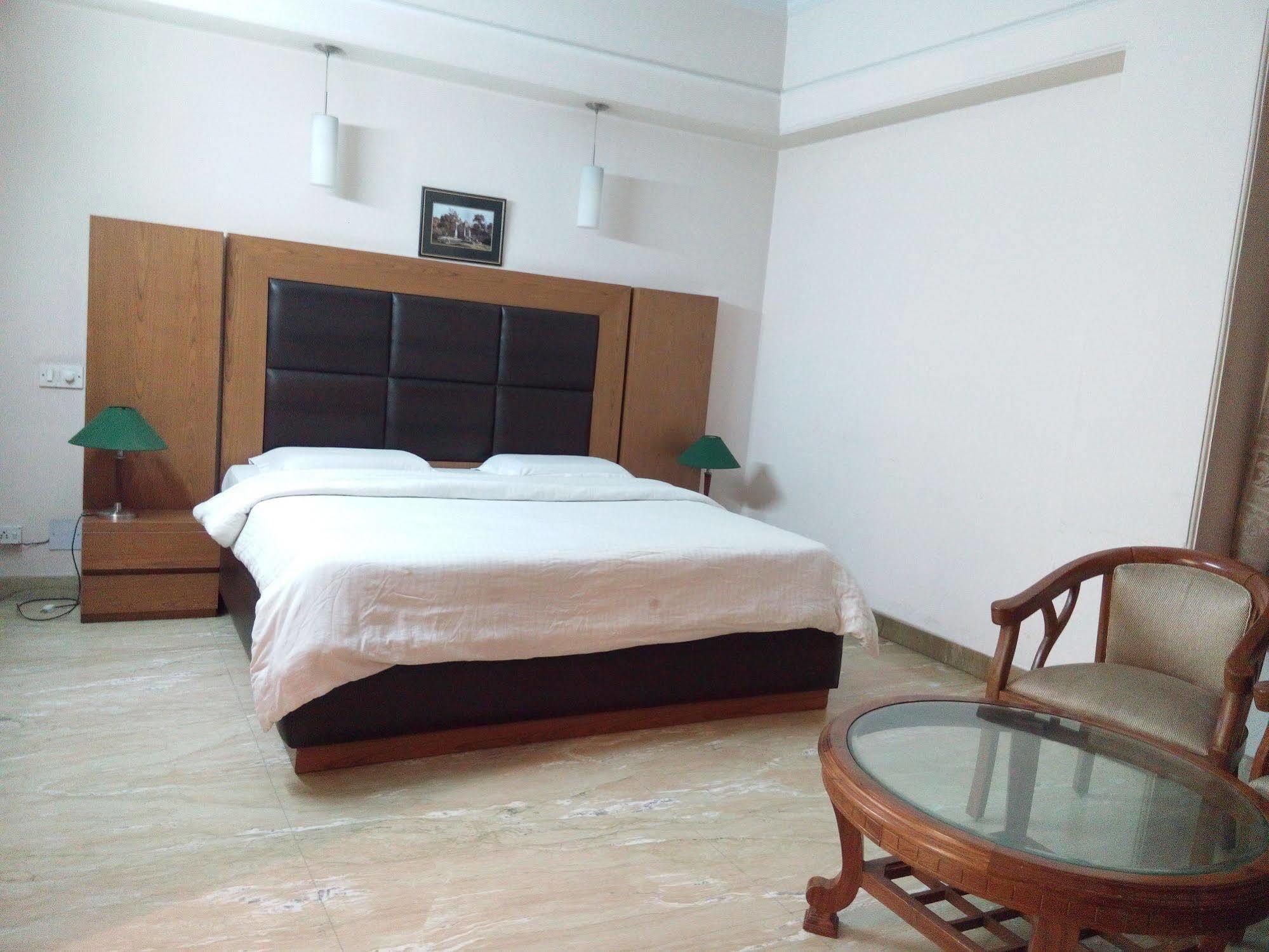 Hotel Queens Residency 구르가온 외부 사진