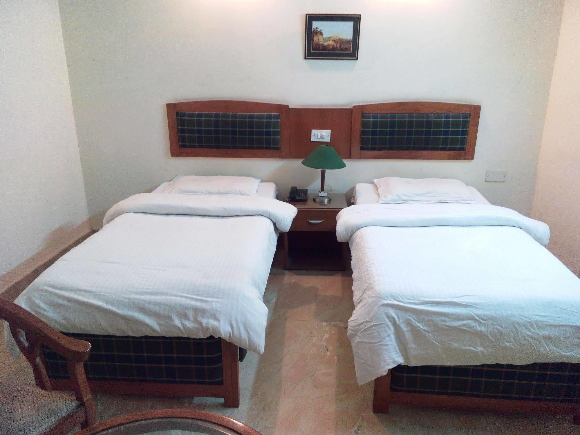 Hotel Queens Residency 구르가온 외부 사진