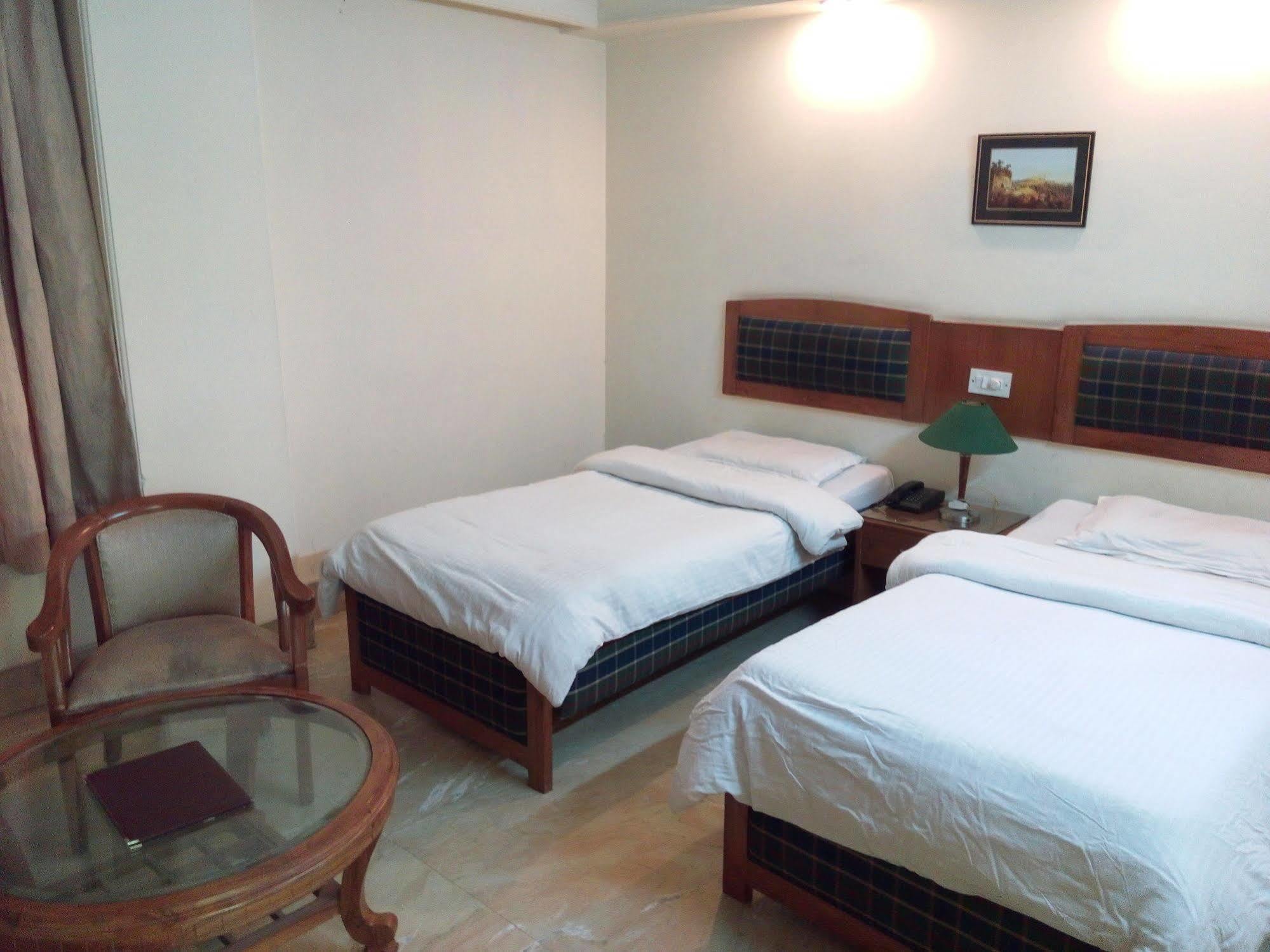 Hotel Queens Residency 구르가온 외부 사진