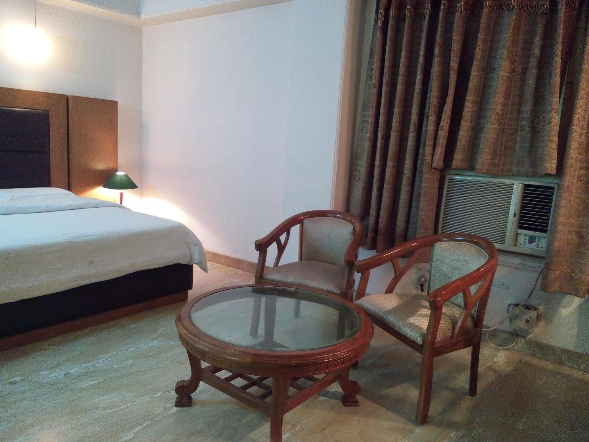 Hotel Queens Residency 구르가온 외부 사진