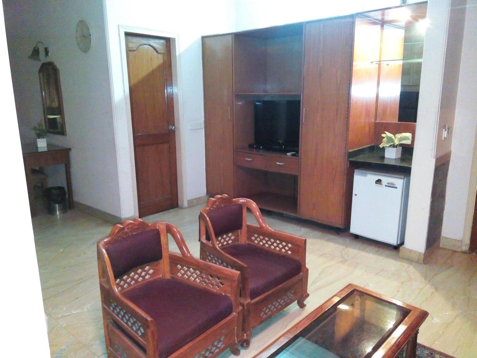 Hotel Queens Residency 구르가온 외부 사진