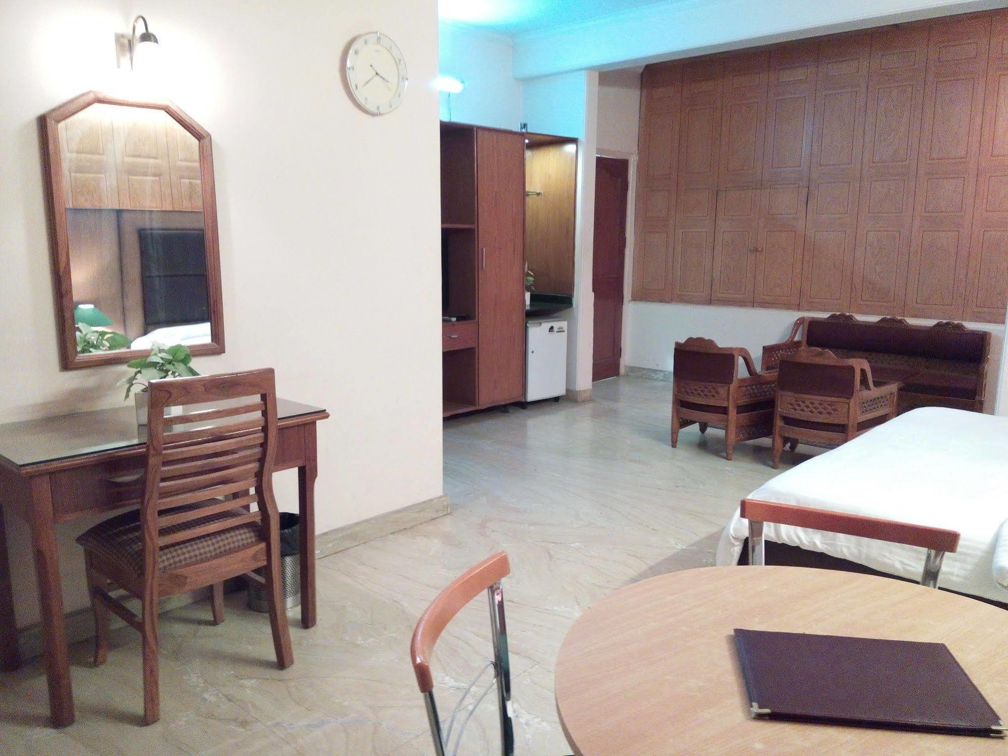 Hotel Queens Residency 구르가온 외부 사진