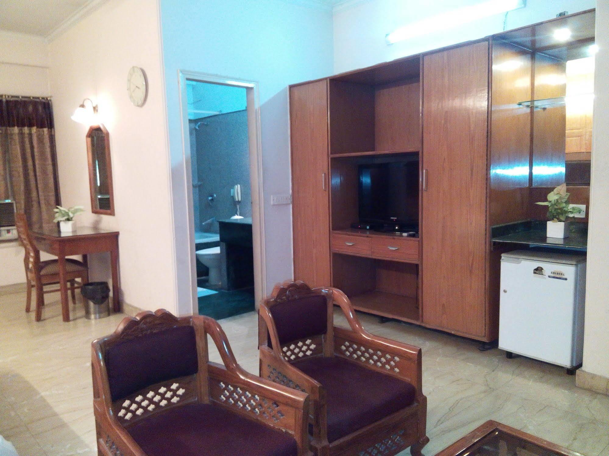 Hotel Queens Residency 구르가온 외부 사진